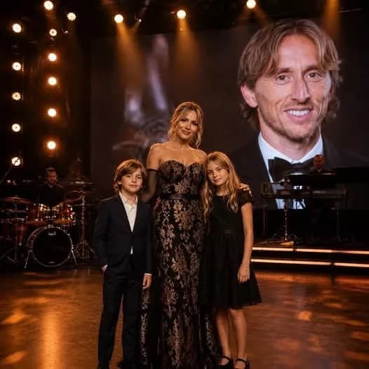 💖 DIRLJIVA POČAST: Sinoć su supruga Luke Modrića, Vanja Modrić, te njihova djeca Ivano, Ema i Sofia podijelili iznimno emotivan trenutak na pozornici kada su iznenadili Luku posebnom pjesmom – dok je on tiho sjedio među publikom i promatrao ih.