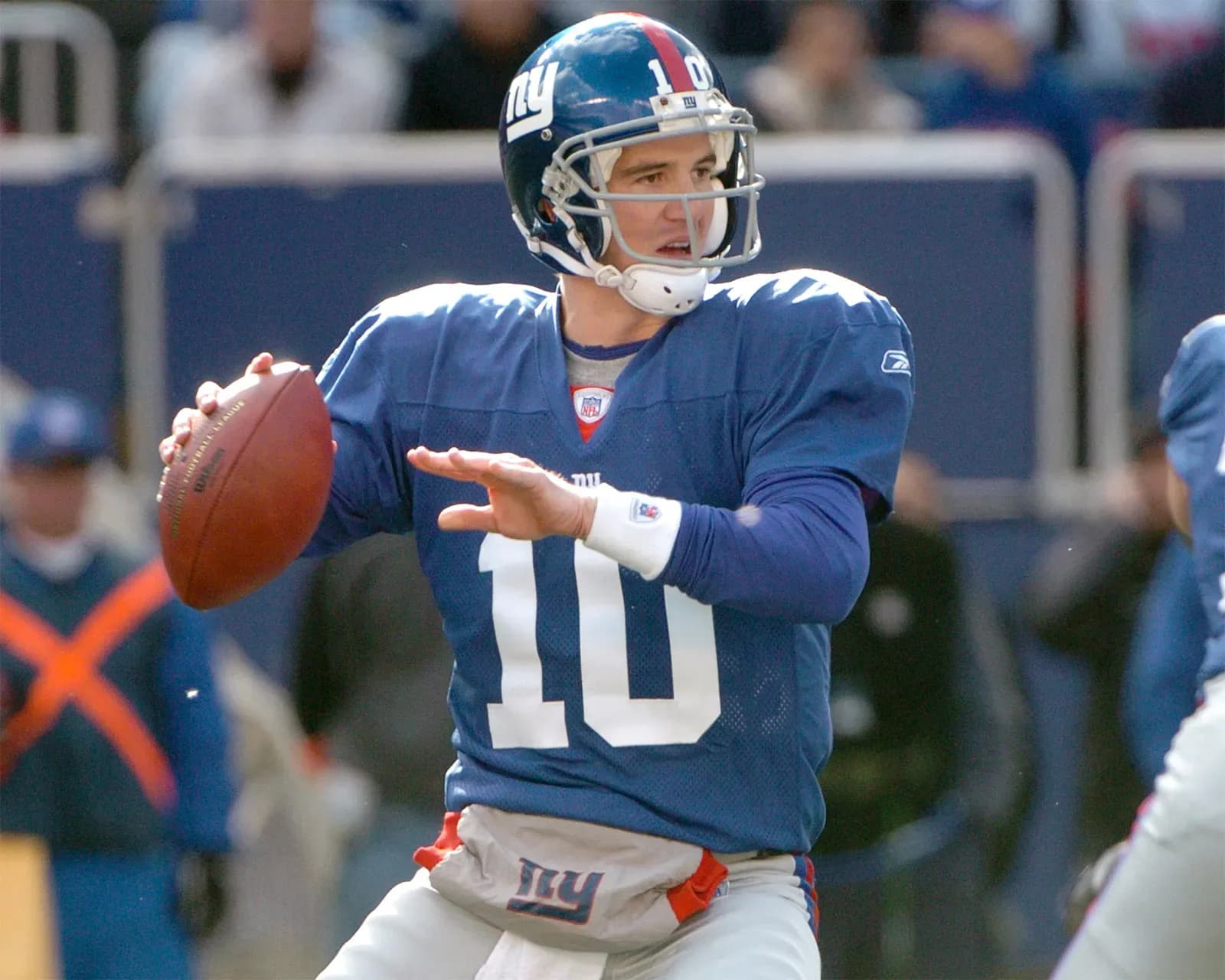 BREAKING NEWS: A legendary former player of the New York Giants has filed a surprise lawsuit against his wife after routine blood tests conducted prior to their son's surgery unexpectedly revealed that he is not the biological father of any of the children in their family.